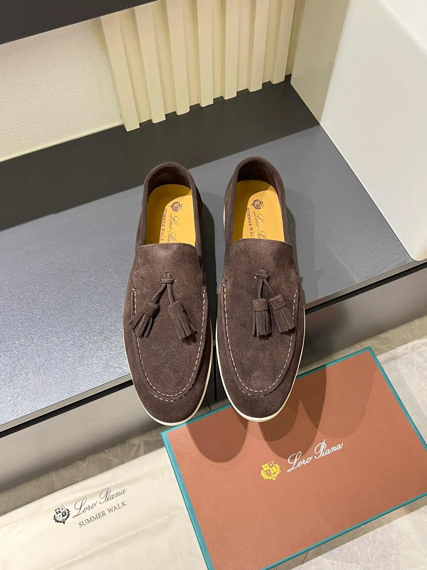 Men's shoes 💰p360 "Loro men's shoes 💰pian'*" Classic L men's shoes for couples 💰p Top version British flat loafers, a must-have item in old money style, the minimalist design is eye-catching and durable, a plus point for dressing The soft foot feel and texture are outstanding. They don’t scratch your feet and are very nice. They are matched with soft and waxy soles. They can be worn daily for a long time without getting tired. They are easy to wear, versatile and classic items, with perfect foot feel and texture! Imported cashmere fabric, the lining is made of imported A-grade water-dyed cow lining, the top version of the genuine leather midsole is sewn with pure handmade mark thread! Size: Female 35-40 (34. Customized) Male 38-44 (45.46. Customized)